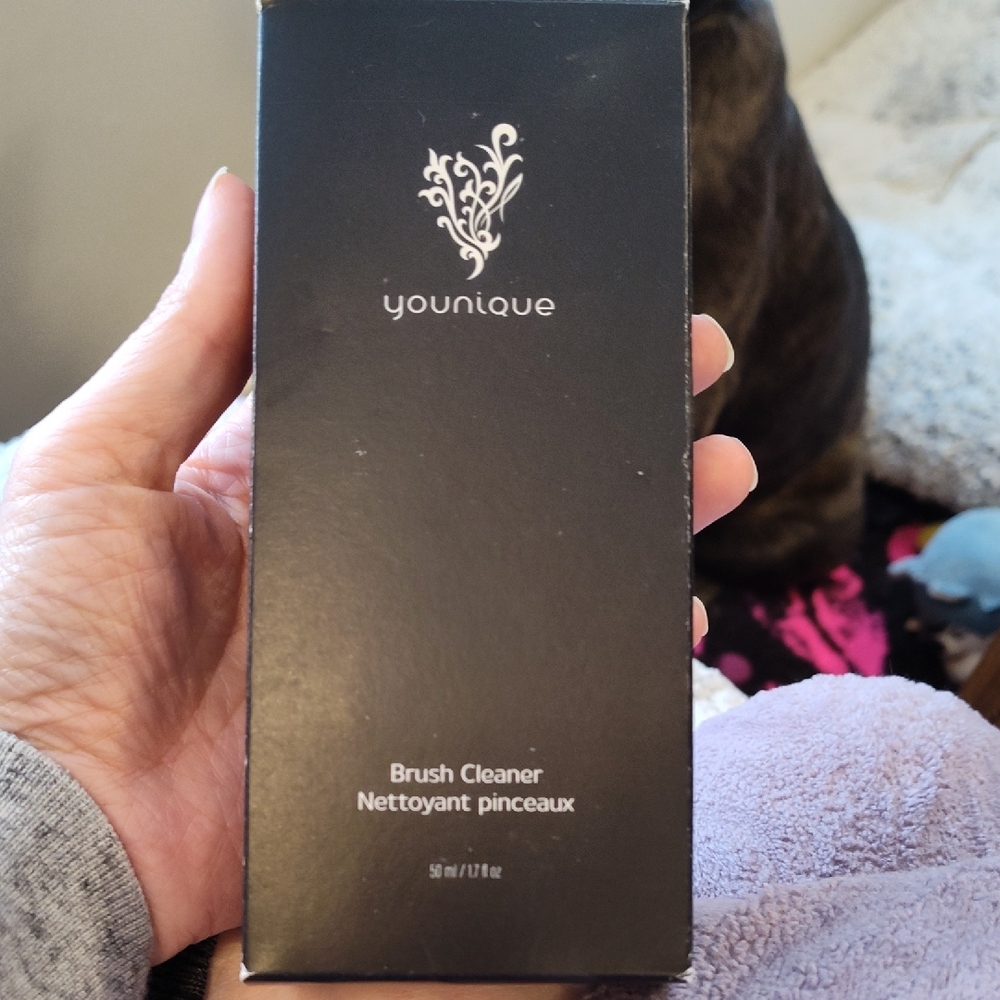 New Younique - Brush Cleaner Ready For You ❤️